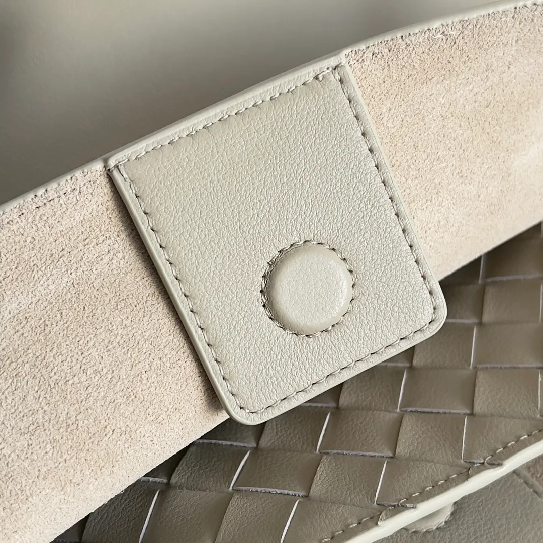 Batch 2560 BV The all-leather Andiamo is new, a very casual splayed buckle bag, which also means that its weight is very light, which greatly reduces our burden when going out for shopping. It can be carried cross-body, hand-held, or carried under the armpit. Taking into account the different backpacking habits of people, the simple design brings us more inspiration. Matched with various keychains and dolls, it will become the finishing touch in the outfit. Medieval style and modern style can also be perfectly blended🫧🫧 Style number: 810214 Size: 32*24*12cm